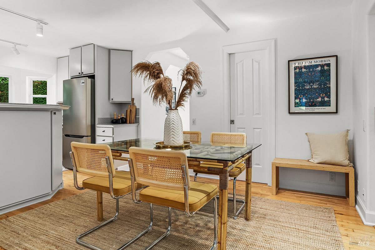 Detail Gallery Image 4 of 34 For 60 Wood Ln, Fairfax,  CA 94930 - 3 Beds | 2/1 Baths