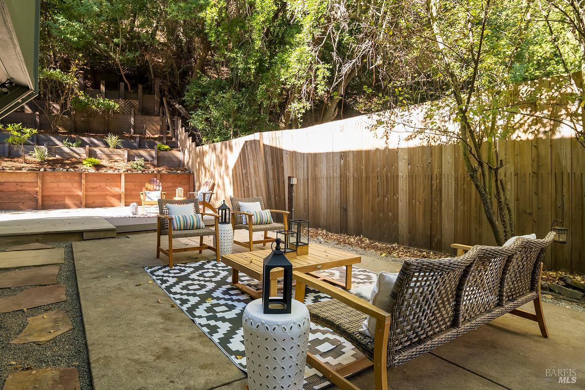 Detail Gallery Image 19 of 34 For 60 Wood Ln, Fairfax,  CA 94930 - 3 Beds | 2/1 Baths