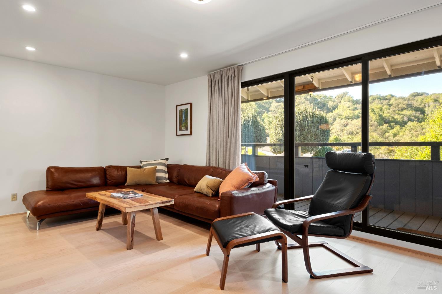 Detail Gallery Image 4 of 22 For 119 Arlene Ter, San Rafael,  CA 94903 - 3 Beds | 2/1 Baths