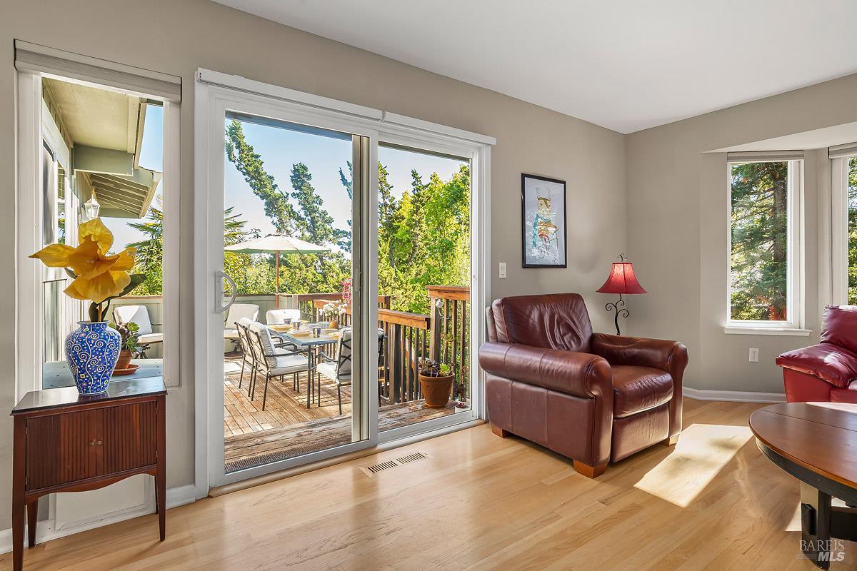 Detail Gallery Image 6 of 53 For 215 San Ramon Way, Novato,  CA 94945 - 4 Beds | 2/1 Baths