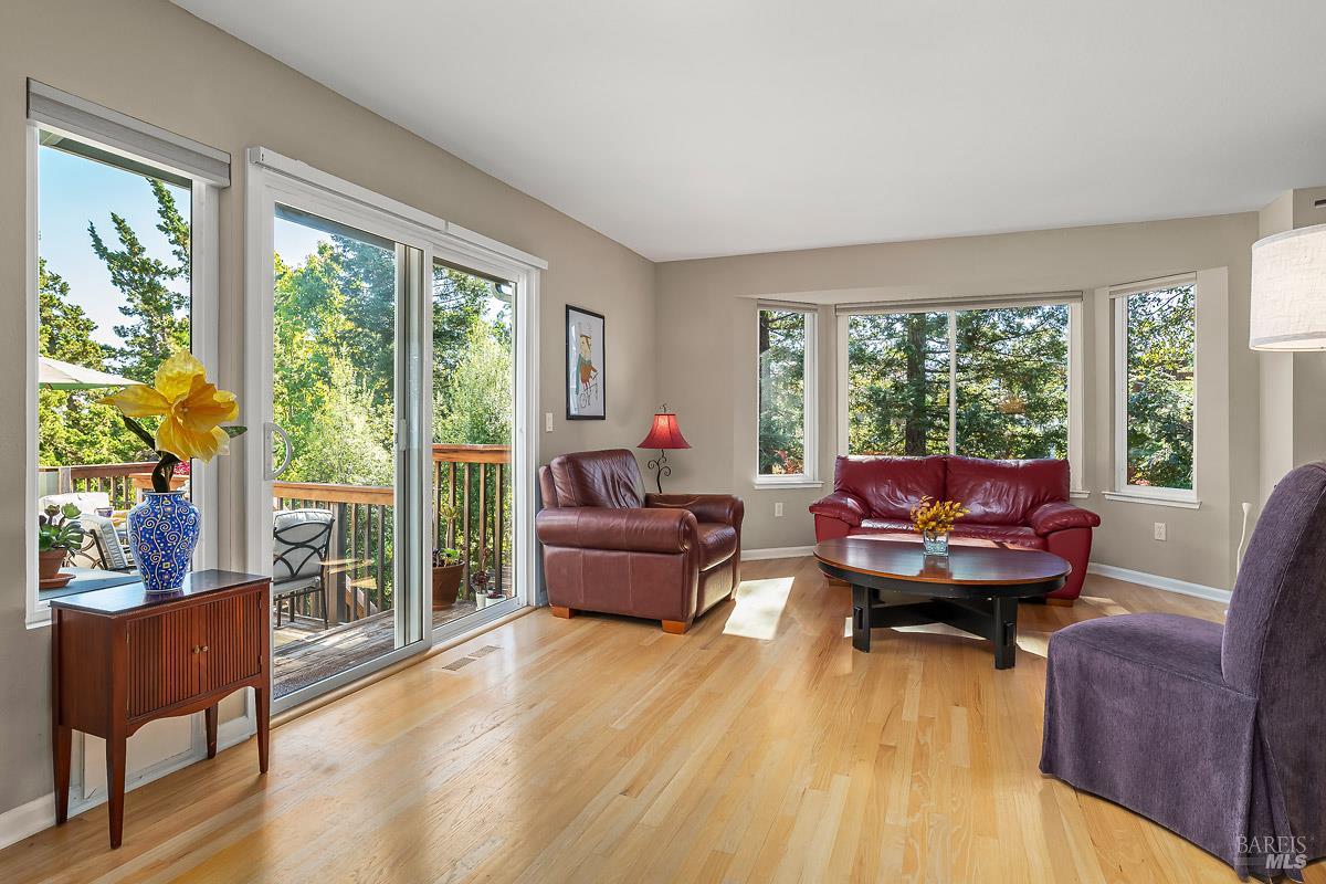 Detail Gallery Image 5 of 53 For 215 San Ramon Way, Novato,  CA 94945 - 4 Beds | 2/1 Baths