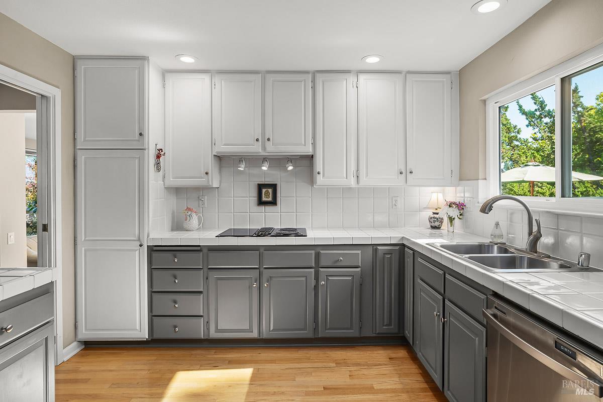 Detail Gallery Image 10 of 53 For 215 San Ramon Way, Novato,  CA 94945 - 4 Beds | 2/1 Baths