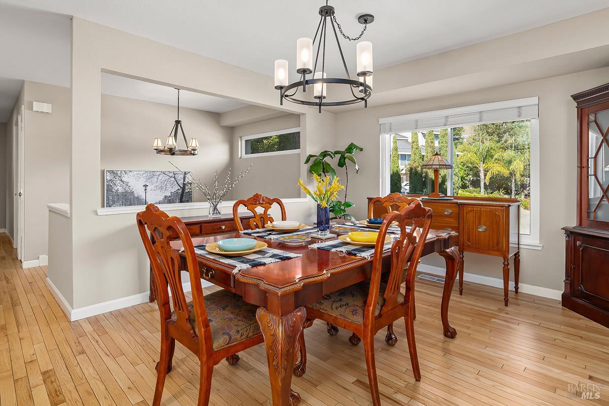 Detail Gallery Image 3 of 53 For 215 San Ramon Way, Novato,  CA 94945 - 4 Beds | 2/1 Baths