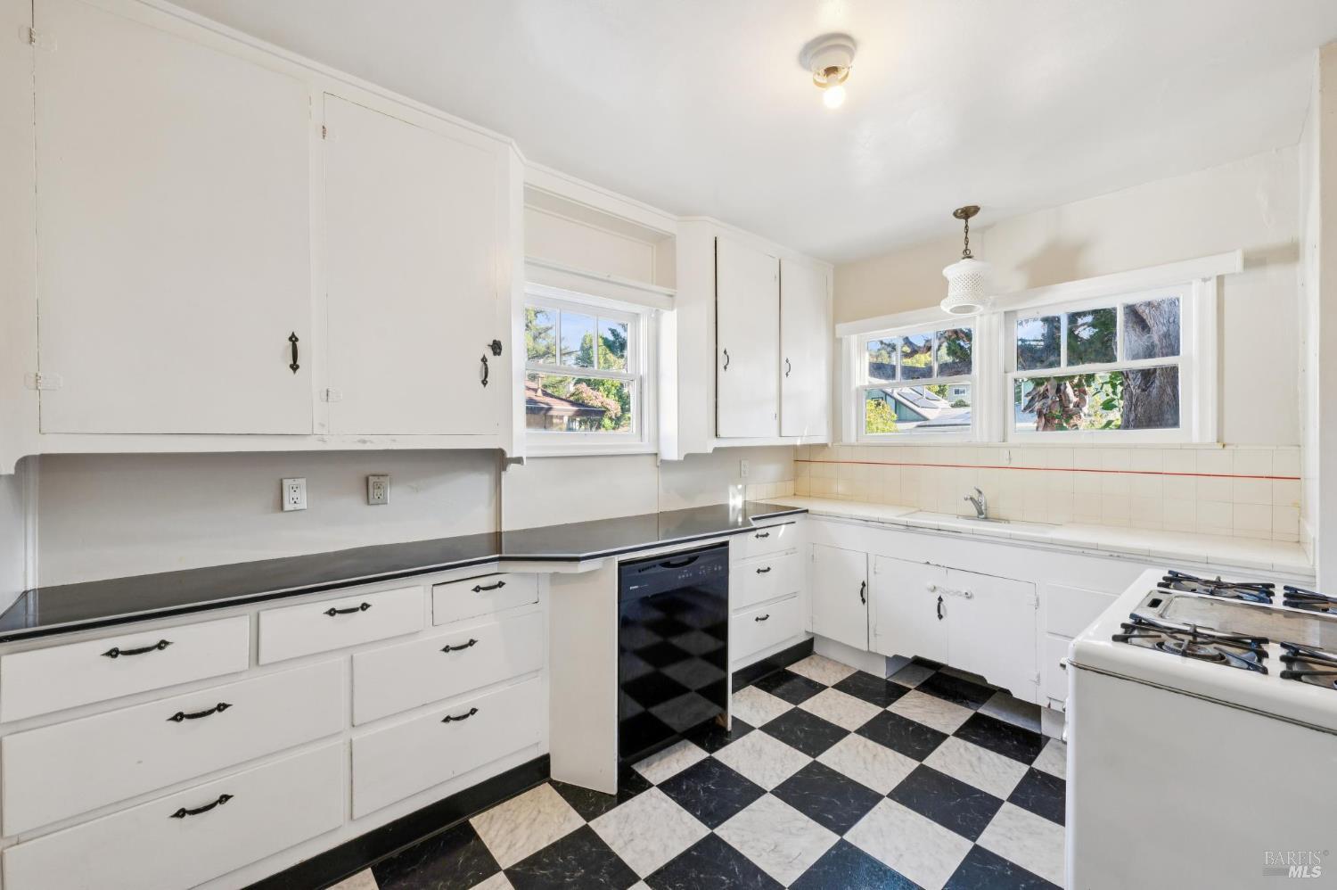 Detail Gallery Image 4 of 48 For 618 Galland St, Petaluma,  CA 94952 - 2 Beds | 1 Baths