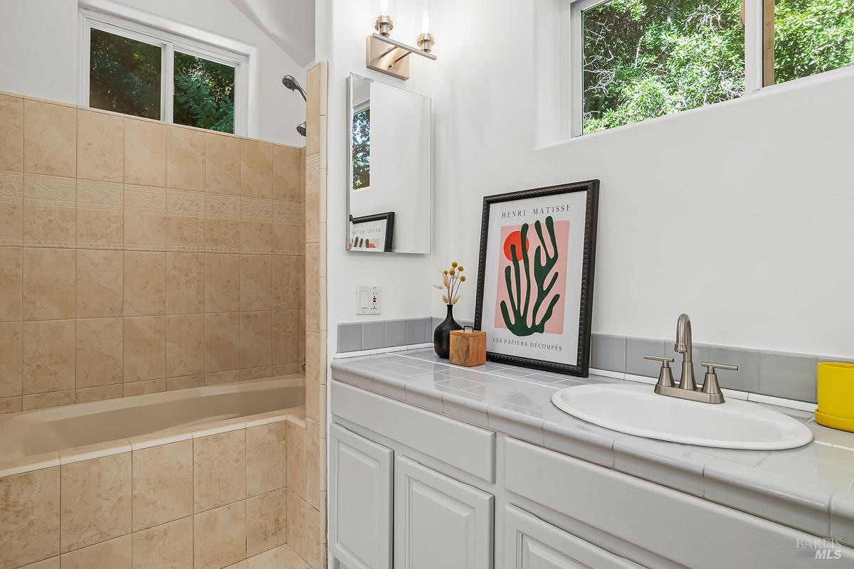 Detail Gallery Image 24 of 34 For 60 Wood Ln, Fairfax,  CA 94930 - 3 Beds | 2/1 Baths