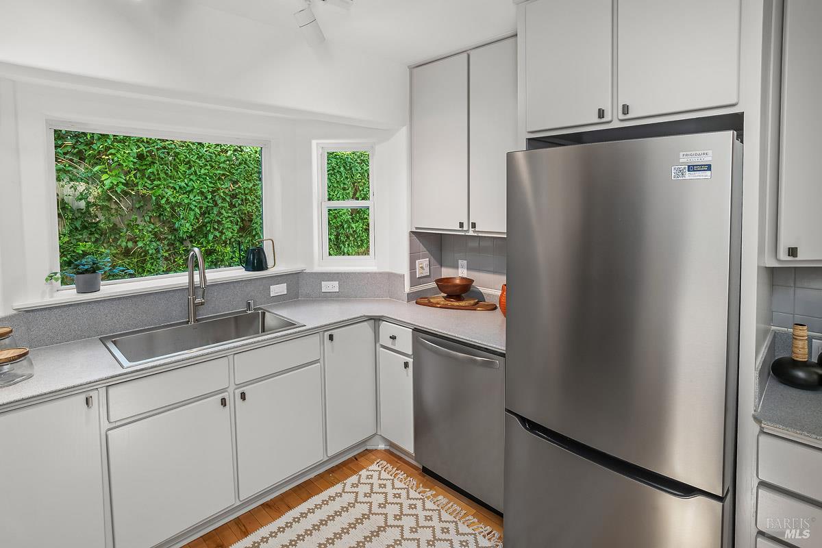 Detail Gallery Image 8 of 34 For 60 Wood Ln, Fairfax,  CA 94930 - 3 Beds | 2/1 Baths