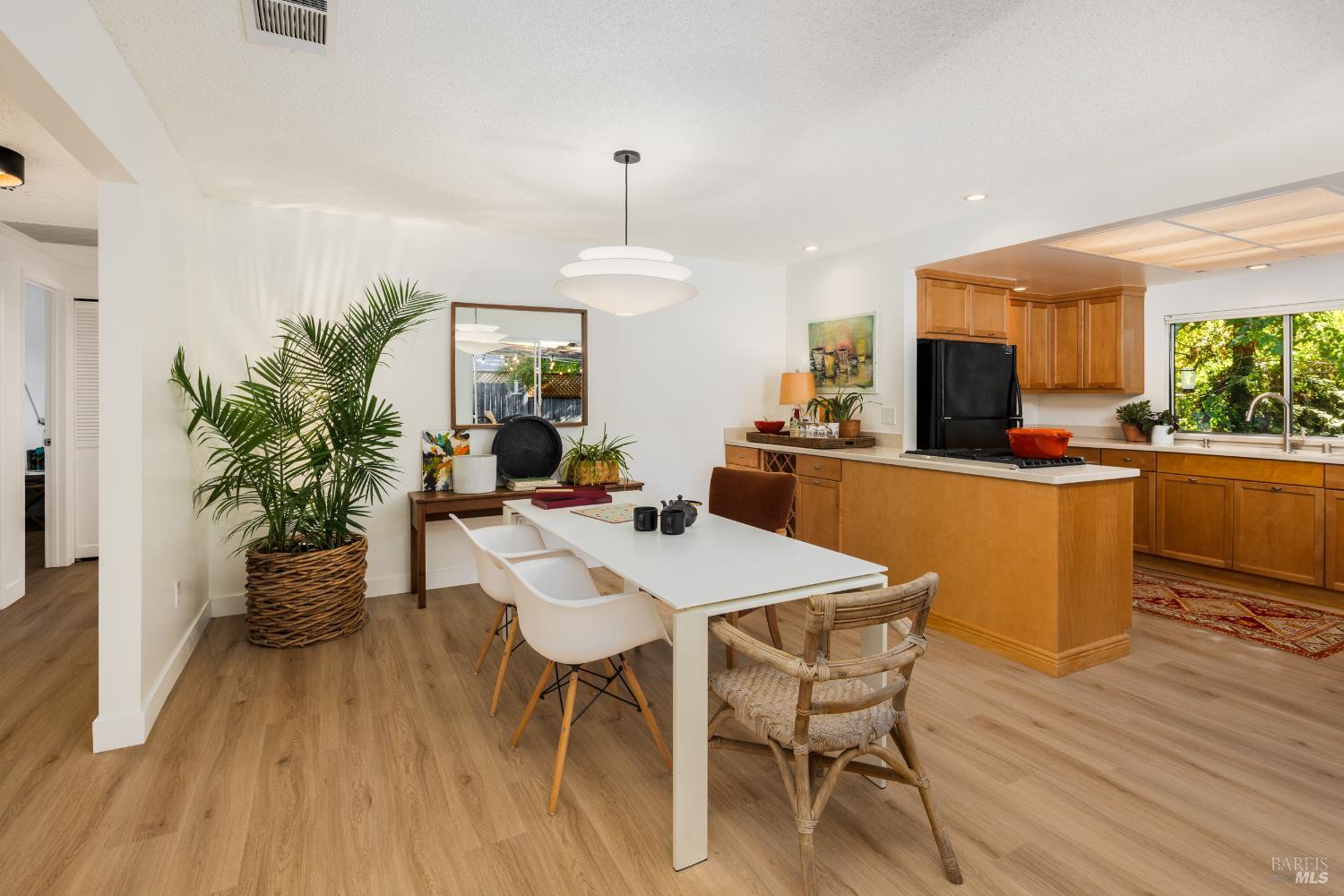 Detail Gallery Image 5 of 22 For 1970 Neotomas Ave, Santa Rosa,  CA 95405 - 3 Beds | 2 Baths