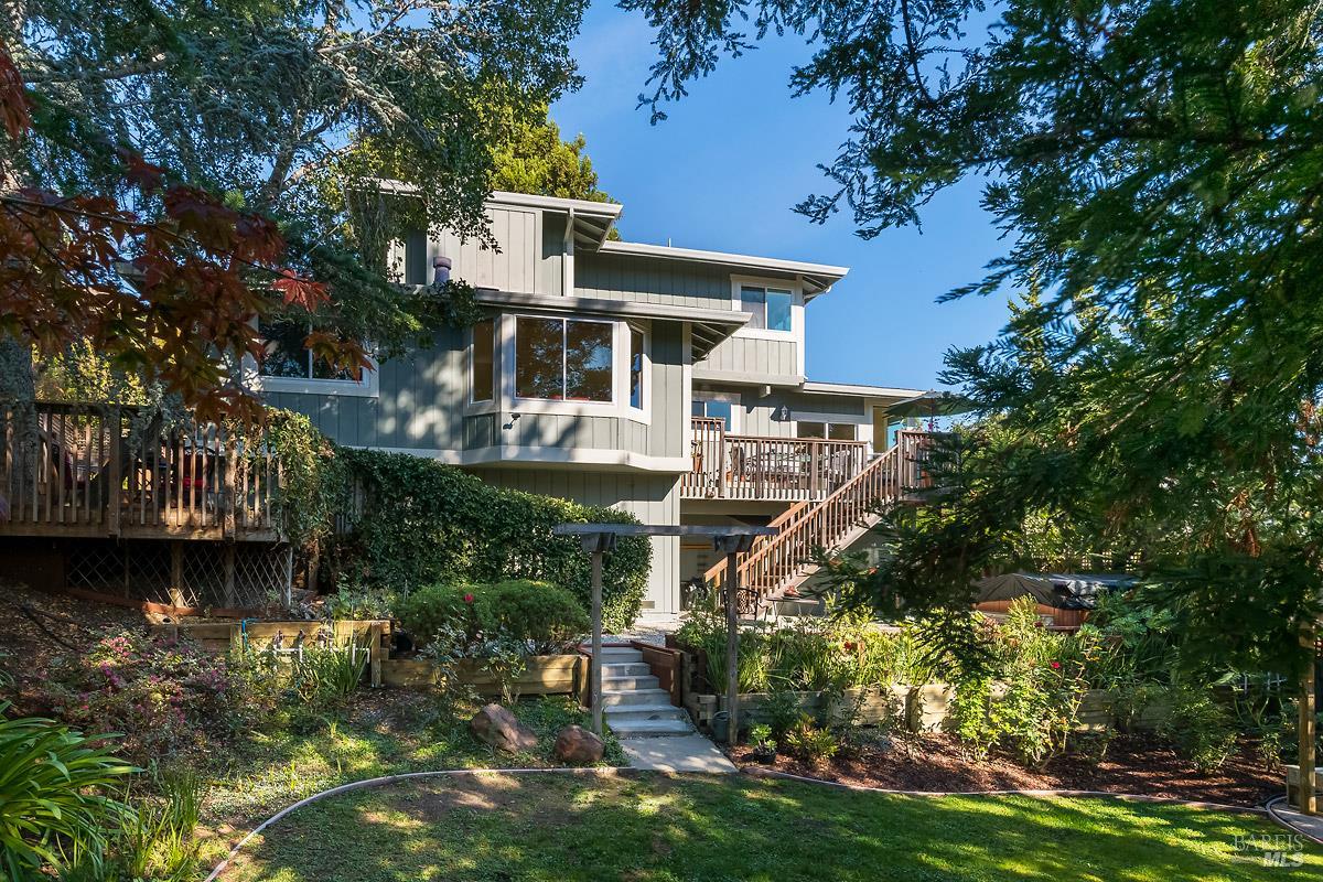 Detail Gallery Image 29 of 53 For 215 San Ramon Way, Novato,  CA 94945 - 4 Beds | 2/1 Baths