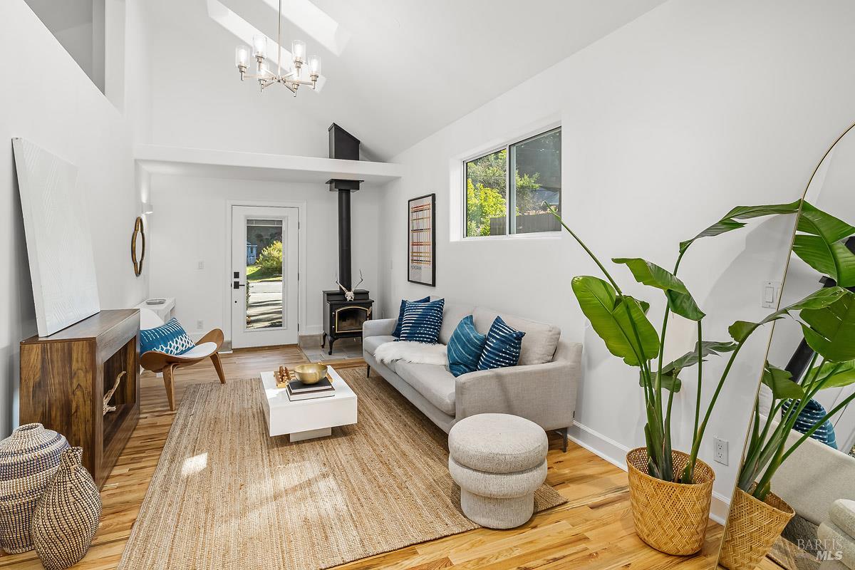 Detail Gallery Image 3 of 34 For 60 Wood Ln, Fairfax,  CA 94930 - 3 Beds | 2/1 Baths