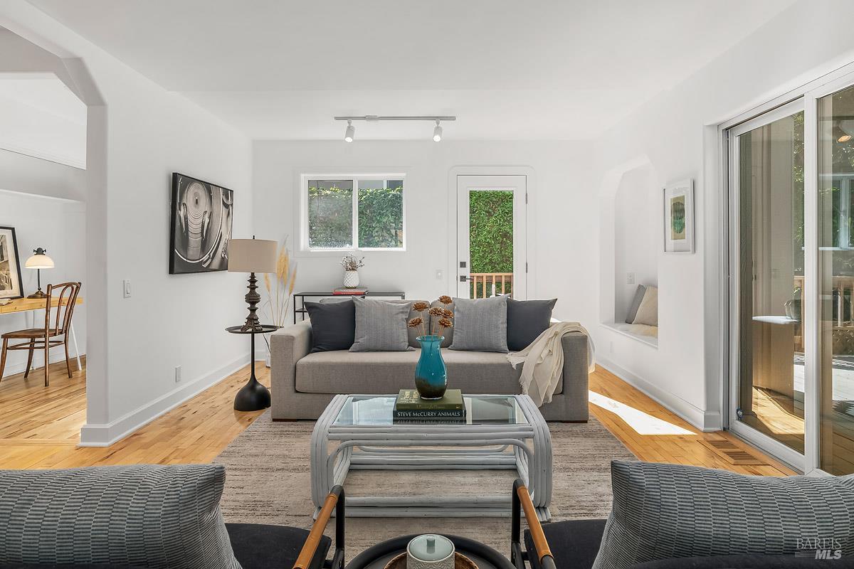 Detail Gallery Image 12 of 34 For 60 Wood Ln, Fairfax,  CA 94930 - 3 Beds | 2/1 Baths