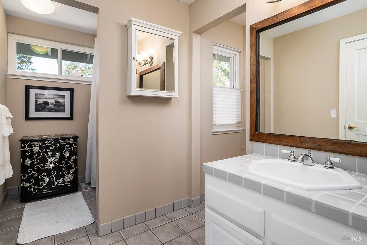 Detail Gallery Image 14 of 53 For 215 San Ramon Way, Novato,  CA 94945 - 4 Beds | 2/1 Baths