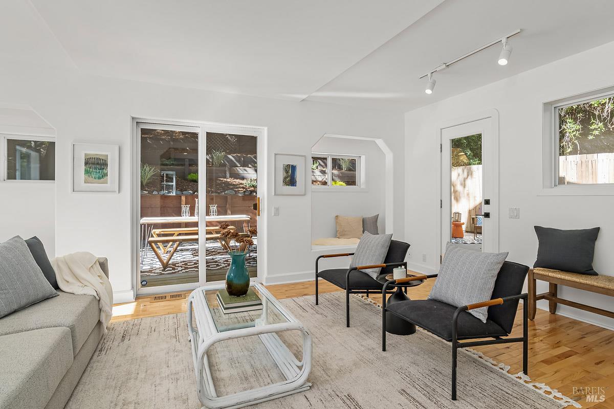 Detail Gallery Image 10 of 34 For 60 Wood Ln, Fairfax,  CA 94930 - 3 Beds | 2/1 Baths