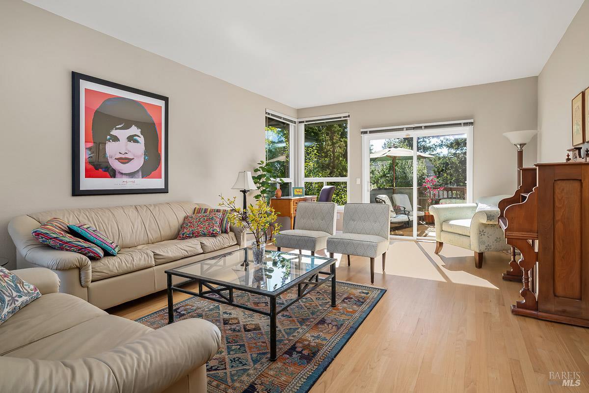 Detail Gallery Image 4 of 53 For 215 San Ramon Way, Novato,  CA 94945 - 4 Beds | 2/1 Baths