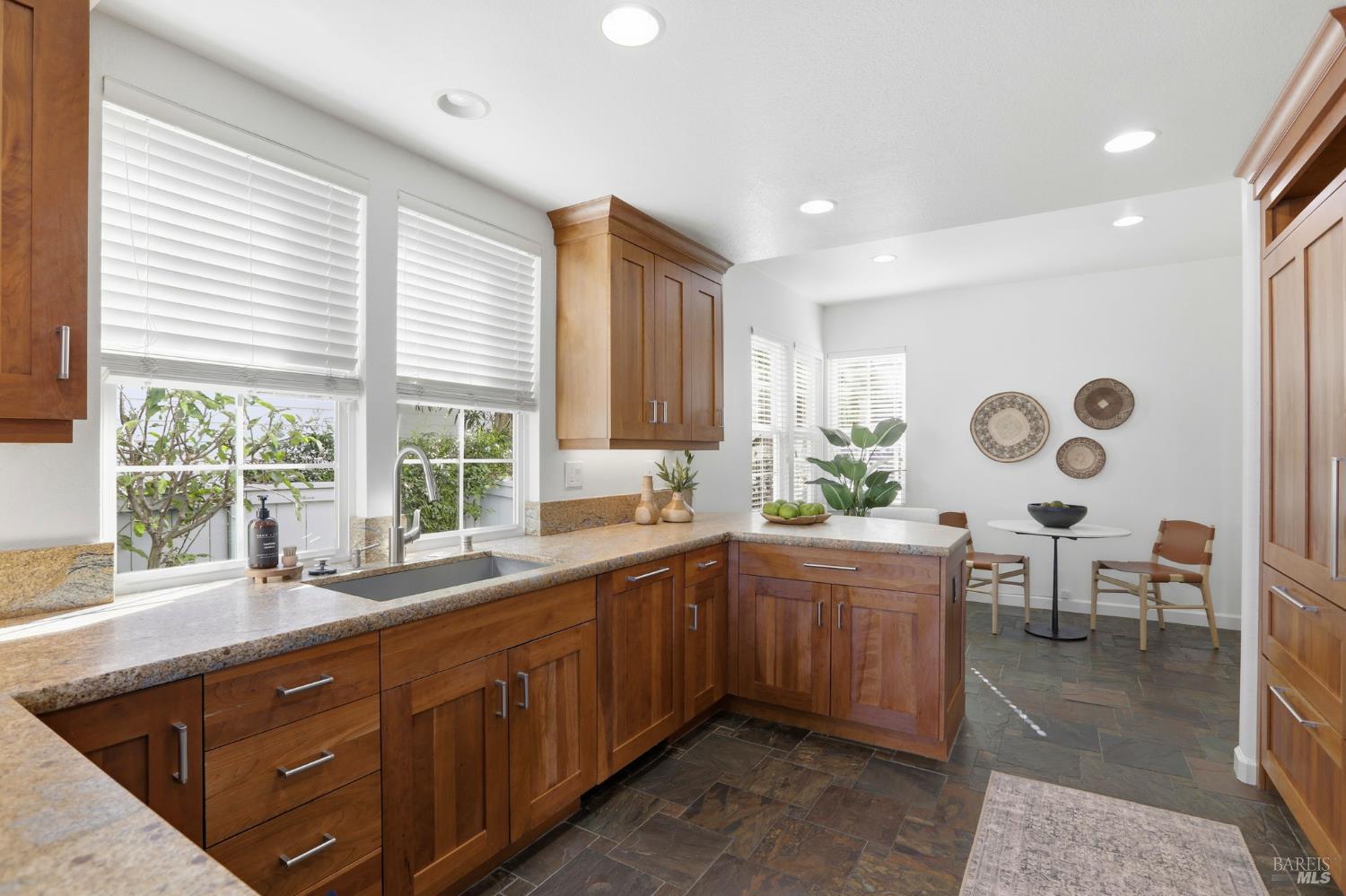 Detail Gallery Image 9 of 56 For 13 Waterside Cir, San Rafael,  CA 94903 - 3 Beds | 2/1 Baths
