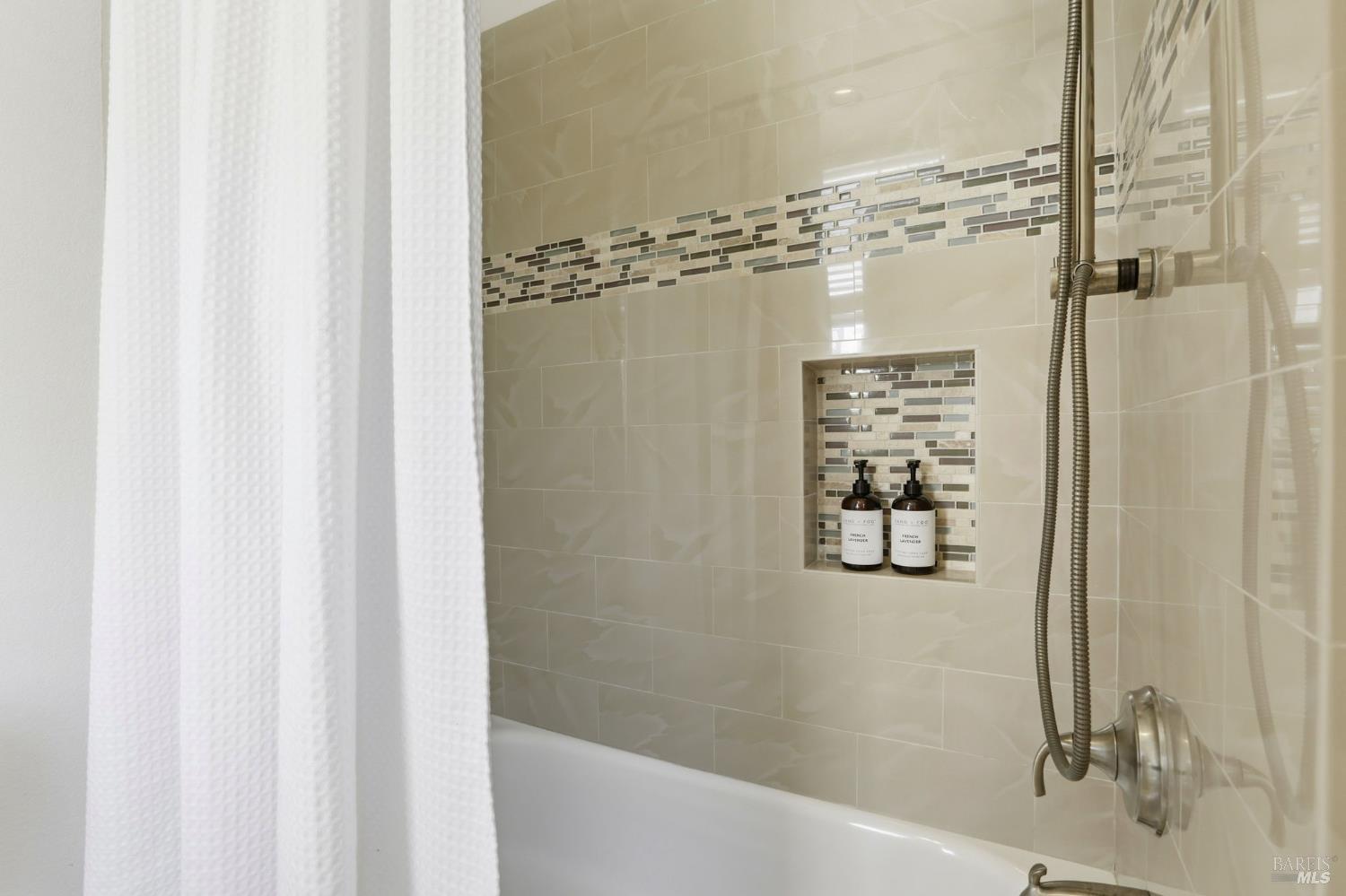 Detail Gallery Image 31 of 56 For 13 Waterside Cir, San Rafael,  CA 94903 - 3 Beds | 2/1 Baths