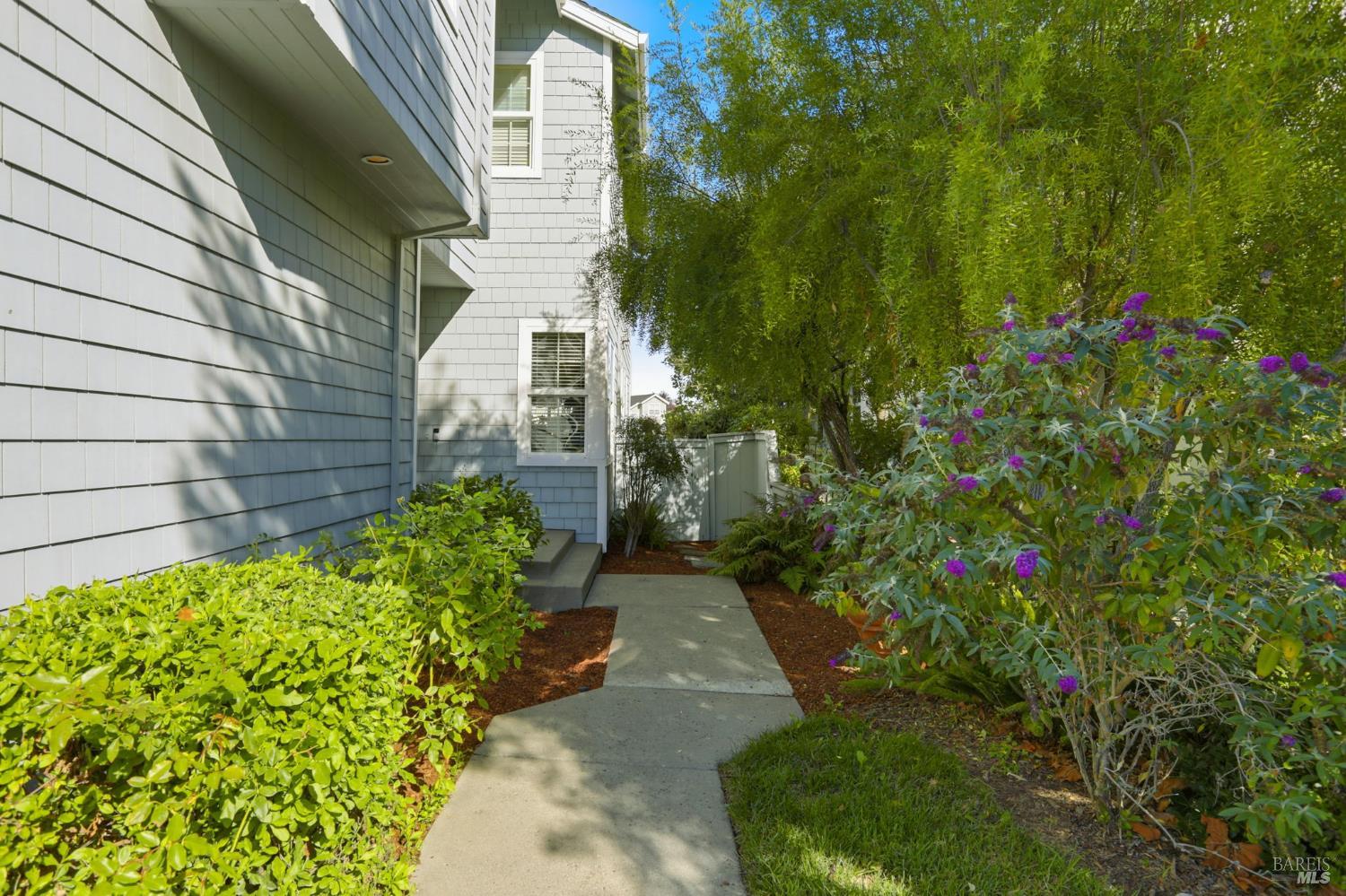 Detail Gallery Image 12 of 56 For 13 Waterside Cir, San Rafael,  CA 94903 - 3 Beds | 2/1 Baths