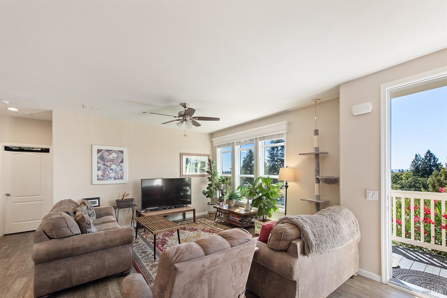 Detail Gallery Image 4 of 21 For 5026 Carriage Ln, Santa Rosa,  CA 95403 - 4 Beds | 3 Baths