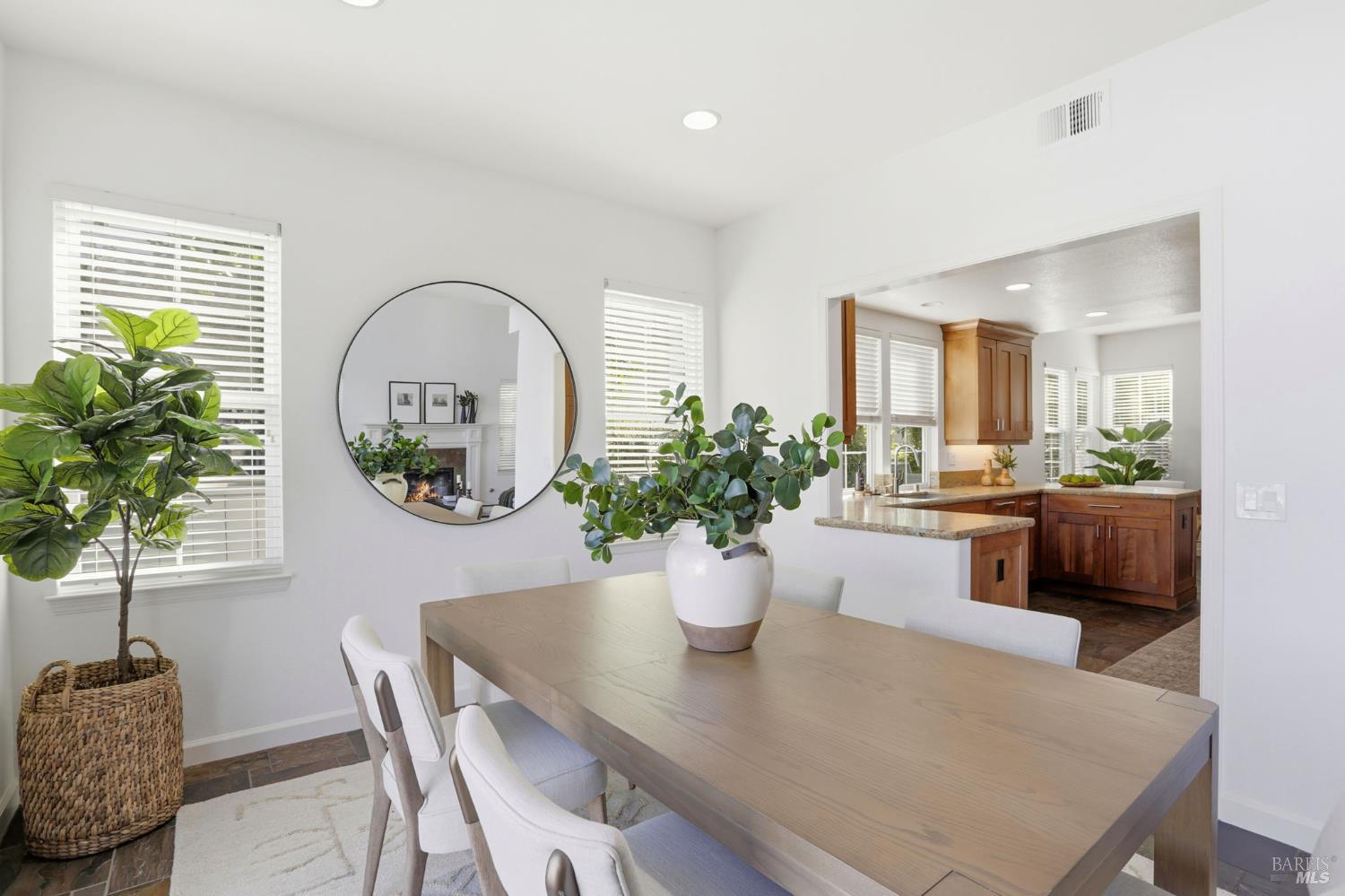 Detail Gallery Image 19 of 56 For 13 Waterside Cir, San Rafael,  CA 94903 - 3 Beds | 2/1 Baths