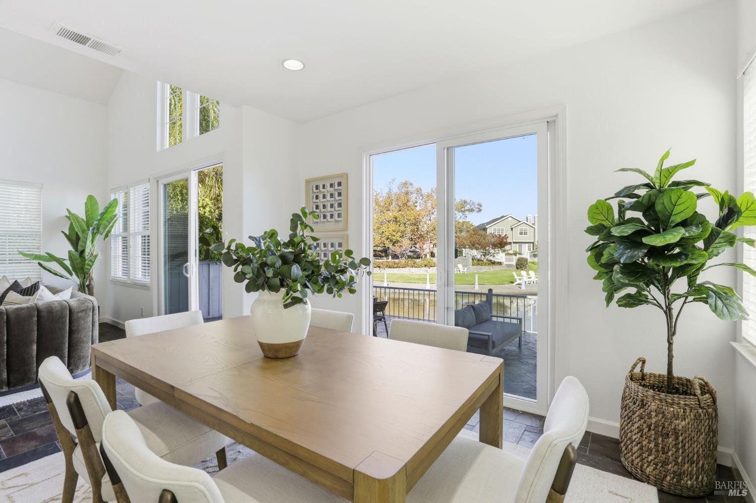 Detail Gallery Image 4 of 56 For 13 Waterside Cir, San Rafael,  CA 94903 - 3 Beds | 2/1 Baths