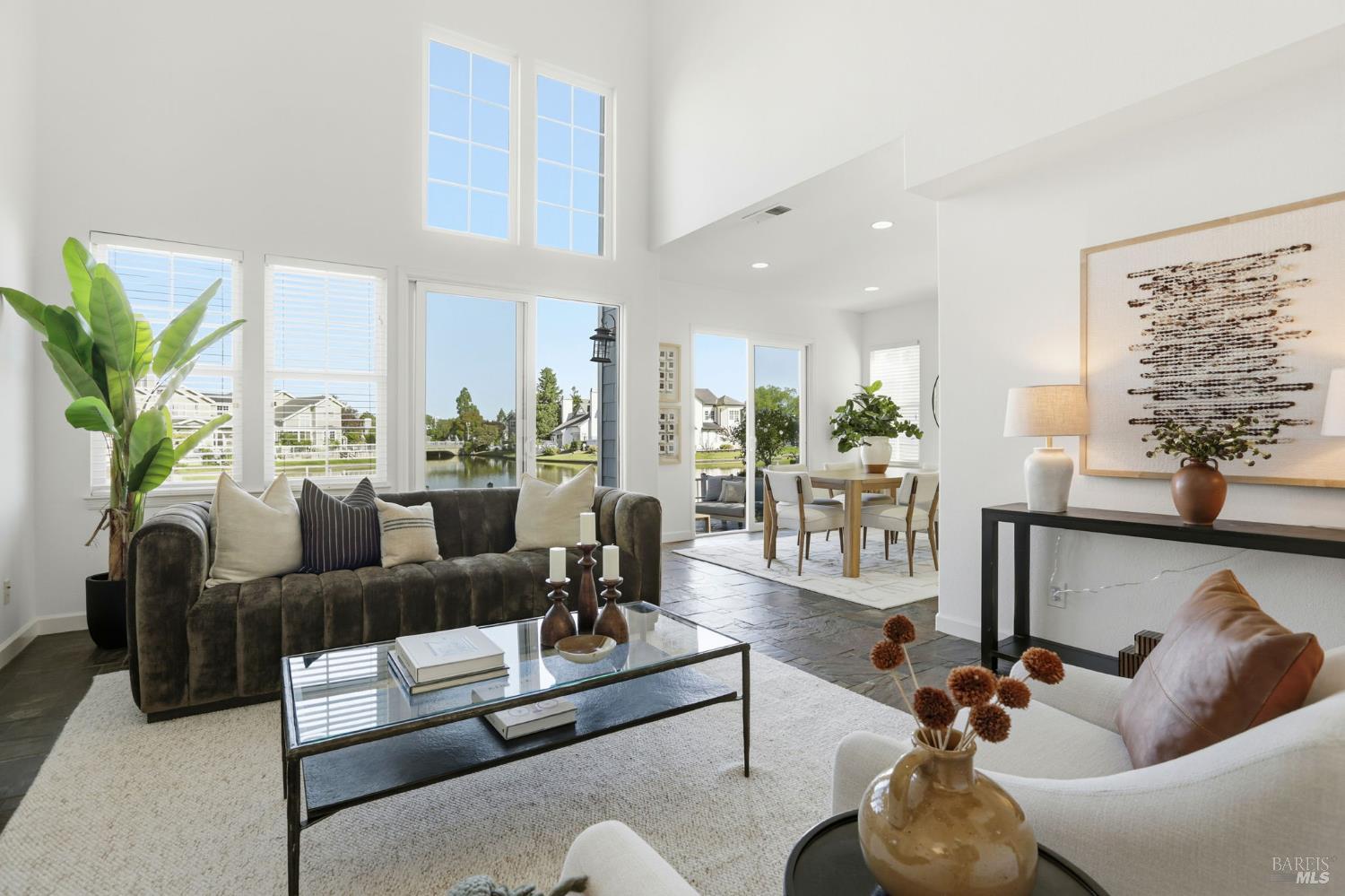 Detail Gallery Image 3 of 56 For 13 Waterside Cir, San Rafael,  CA 94903 - 3 Beds | 2/1 Baths