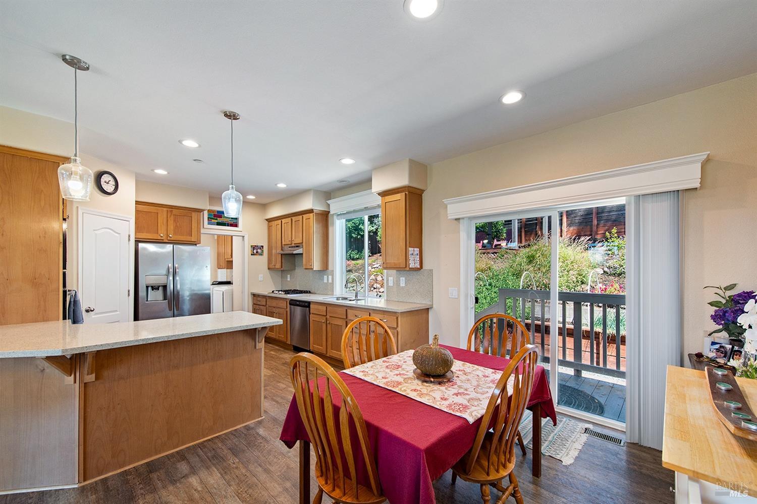 Detail Gallery Image 3 of 21 For 5026 Carriage Ln, Santa Rosa,  CA 95403 - 4 Beds | 3 Baths