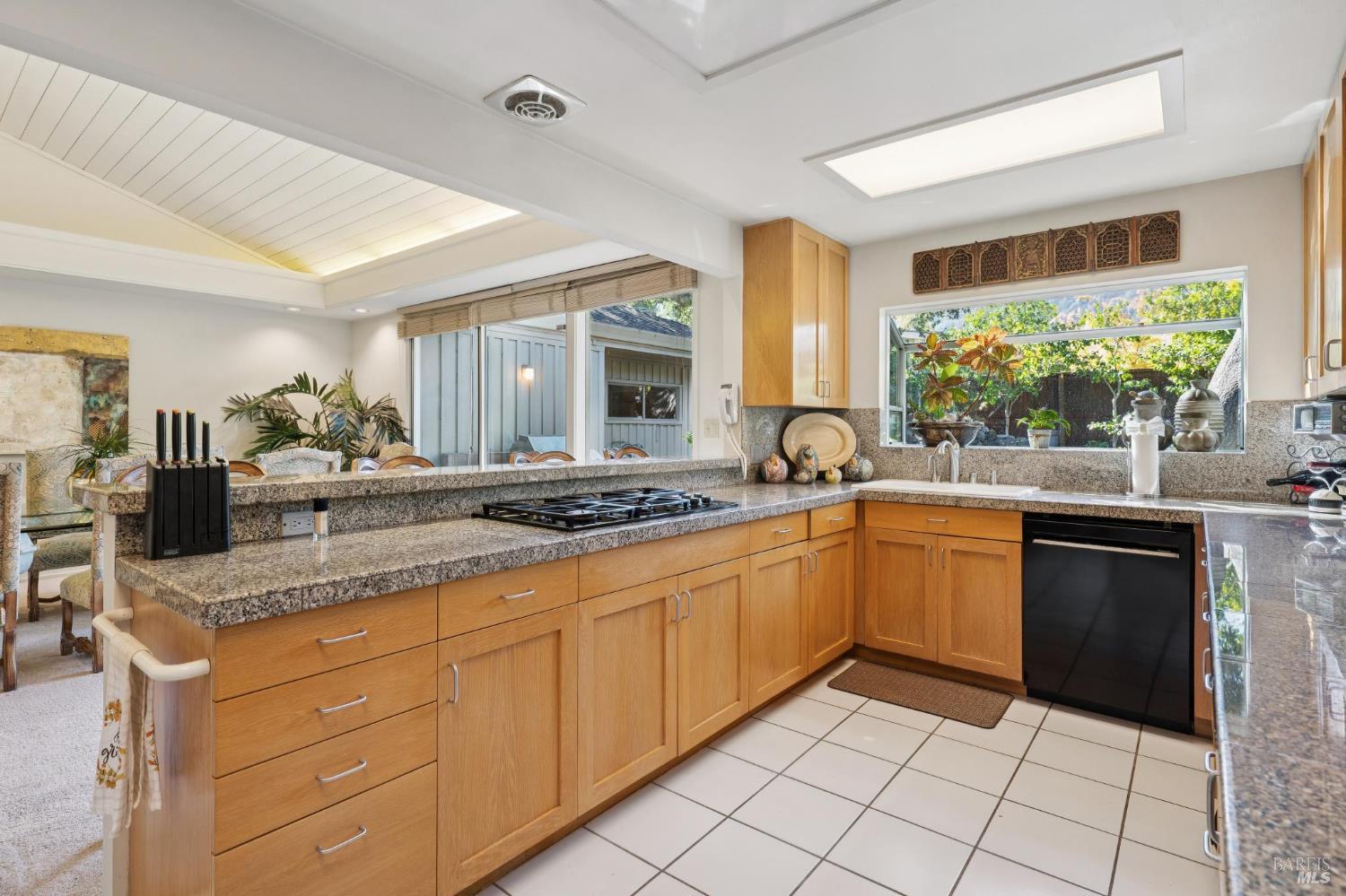 Detail Gallery Image 10 of 65 For 492 Fairway Dr, Novato,  CA 94949 - 3 Beds | 2/1 Baths