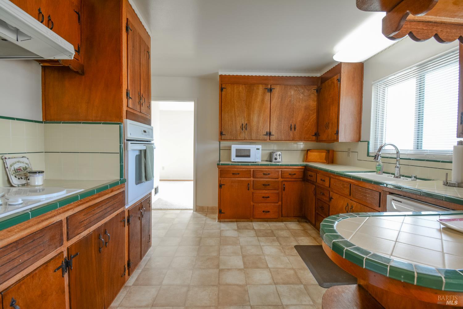 Detail Gallery Image 12 of 87 For 125 Acacia Way, Vallejo,  CA 94591 - 5 Beds | 2 Baths