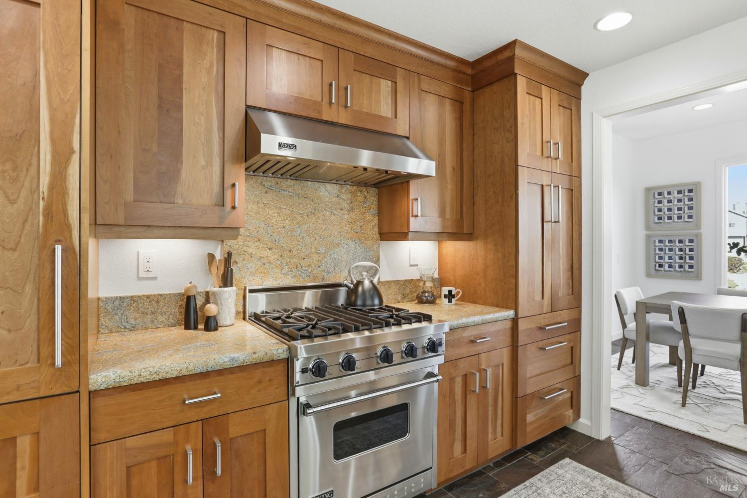 Detail Gallery Image 7 of 56 For 13 Waterside Cir, San Rafael,  CA 94903 - 3 Beds | 2/1 Baths
