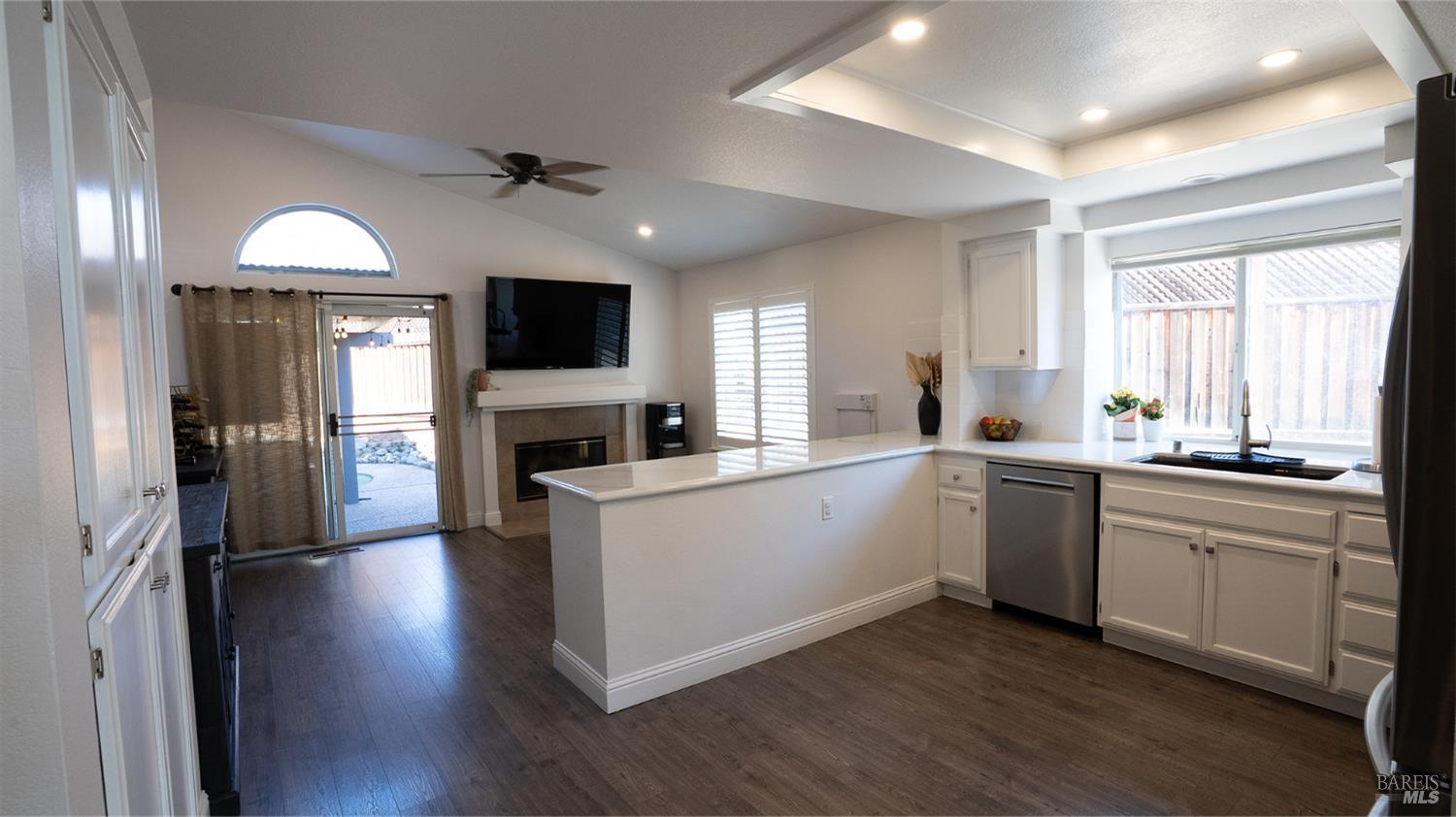 Detail Gallery Image 11 of 28 For 284 Flametree Cir, Windsor,  CA 95492 - 3 Beds | 2 Baths