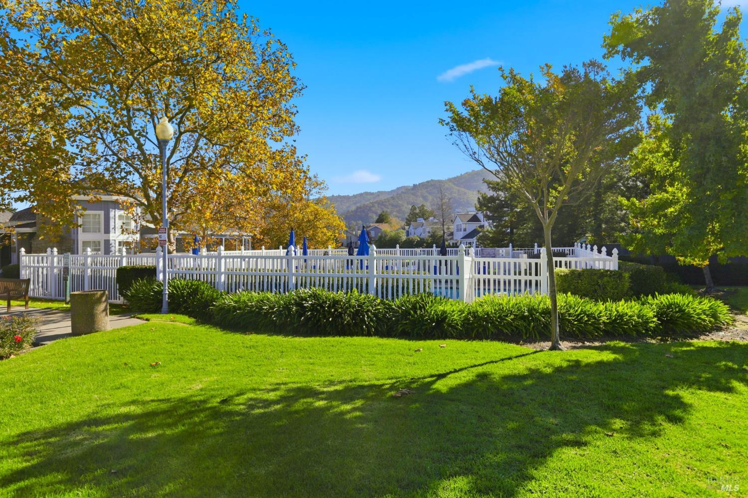 Detail Gallery Image 38 of 56 For 13 Waterside Cir, San Rafael,  CA 94903 - 3 Beds | 2/1 Baths