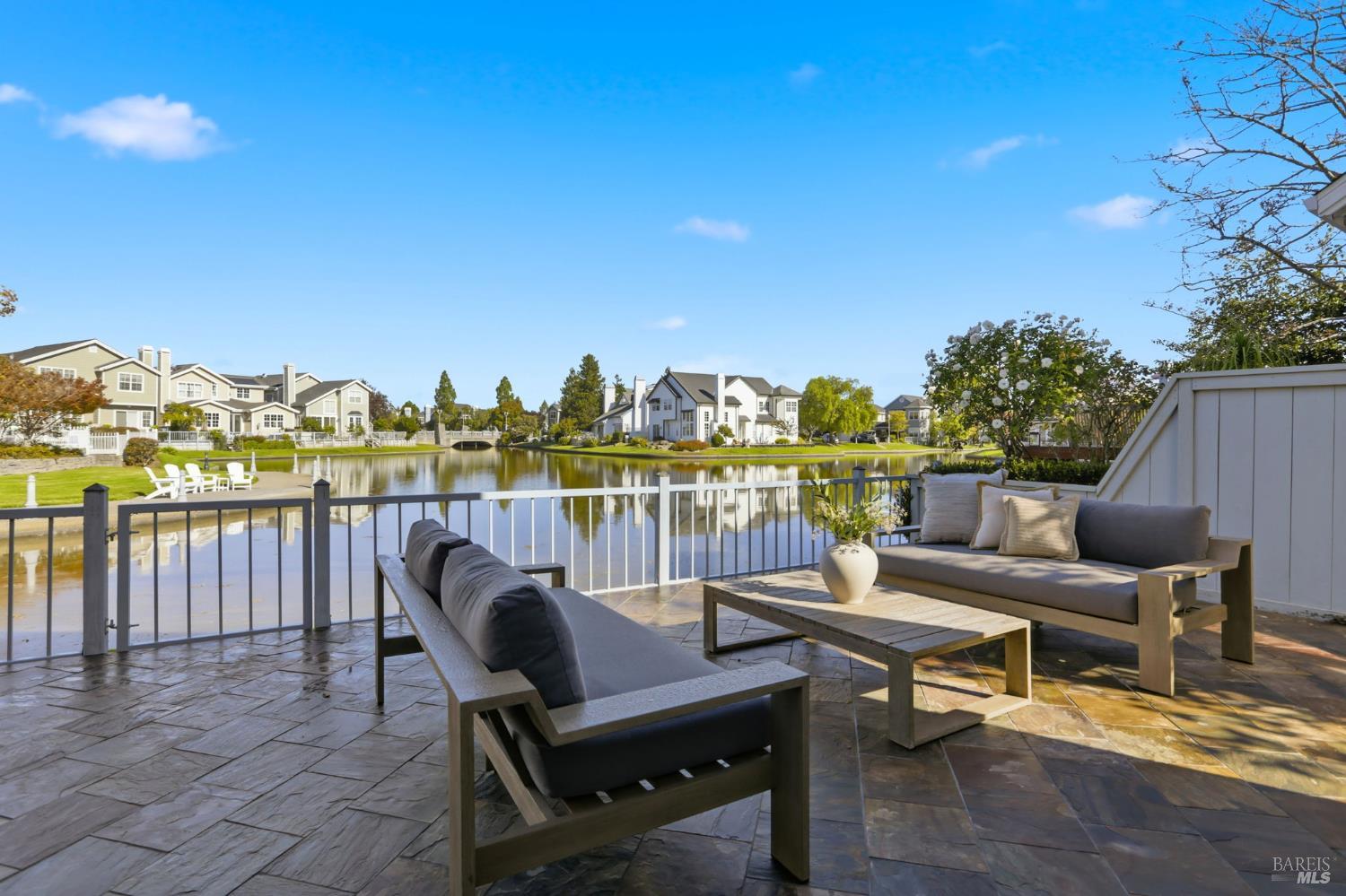 Detail Gallery Image 2 of 56 For 13 Waterside Cir, San Rafael,  CA 94903 - 3 Beds | 2/1 Baths