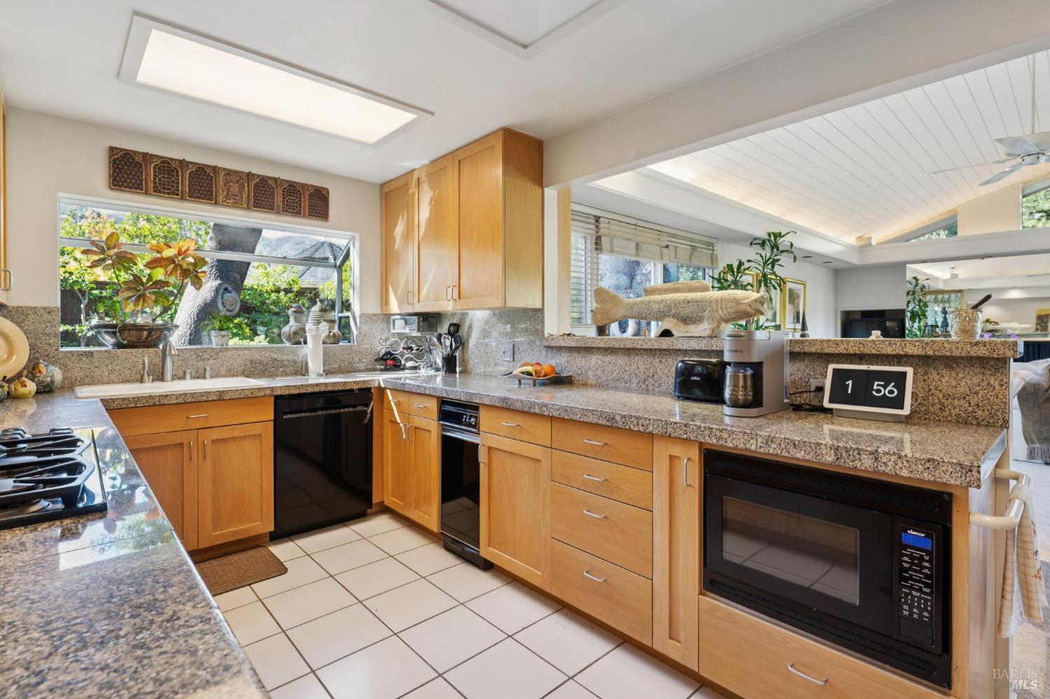 Detail Gallery Image 11 of 65 For 492 Fairway Dr, Novato,  CA 94949 - 3 Beds | 2/1 Baths