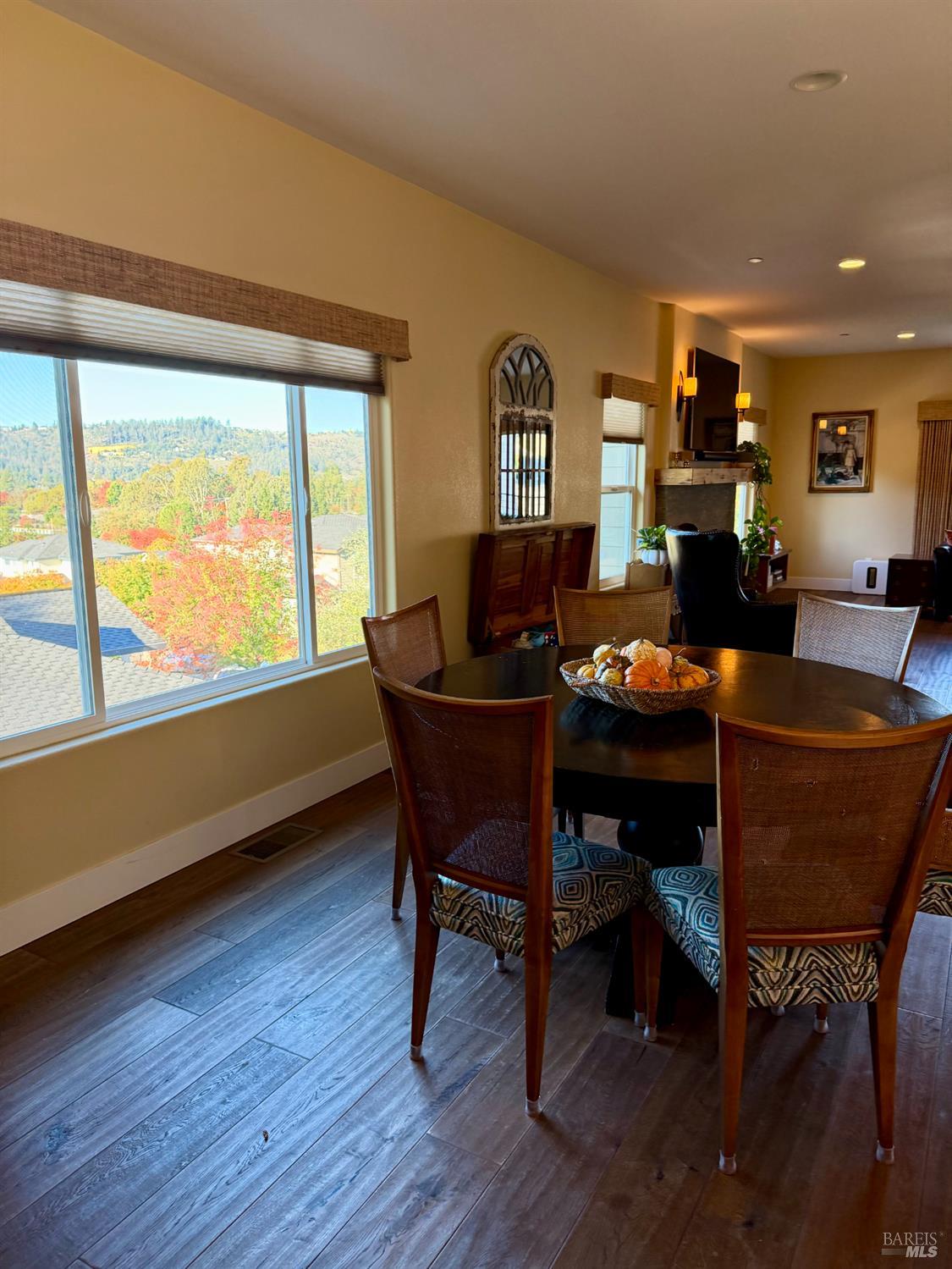 Detail Gallery Image 9 of 39 For 5240 Ne Hoyal Dr, Santa Rosa,  CA 95409 - 3 Beds | 2/1 Baths