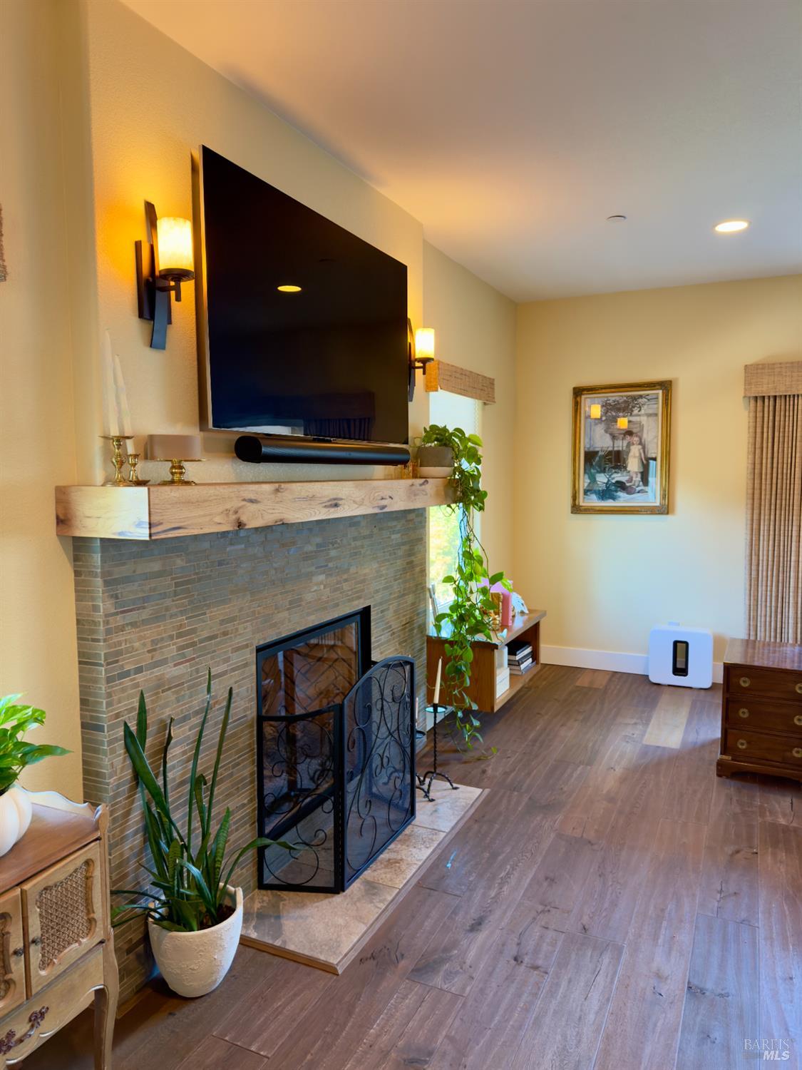 Detail Gallery Image 7 of 39 For 5240 Ne Hoyal Dr, Santa Rosa,  CA 95409 - 3 Beds | 2/1 Baths