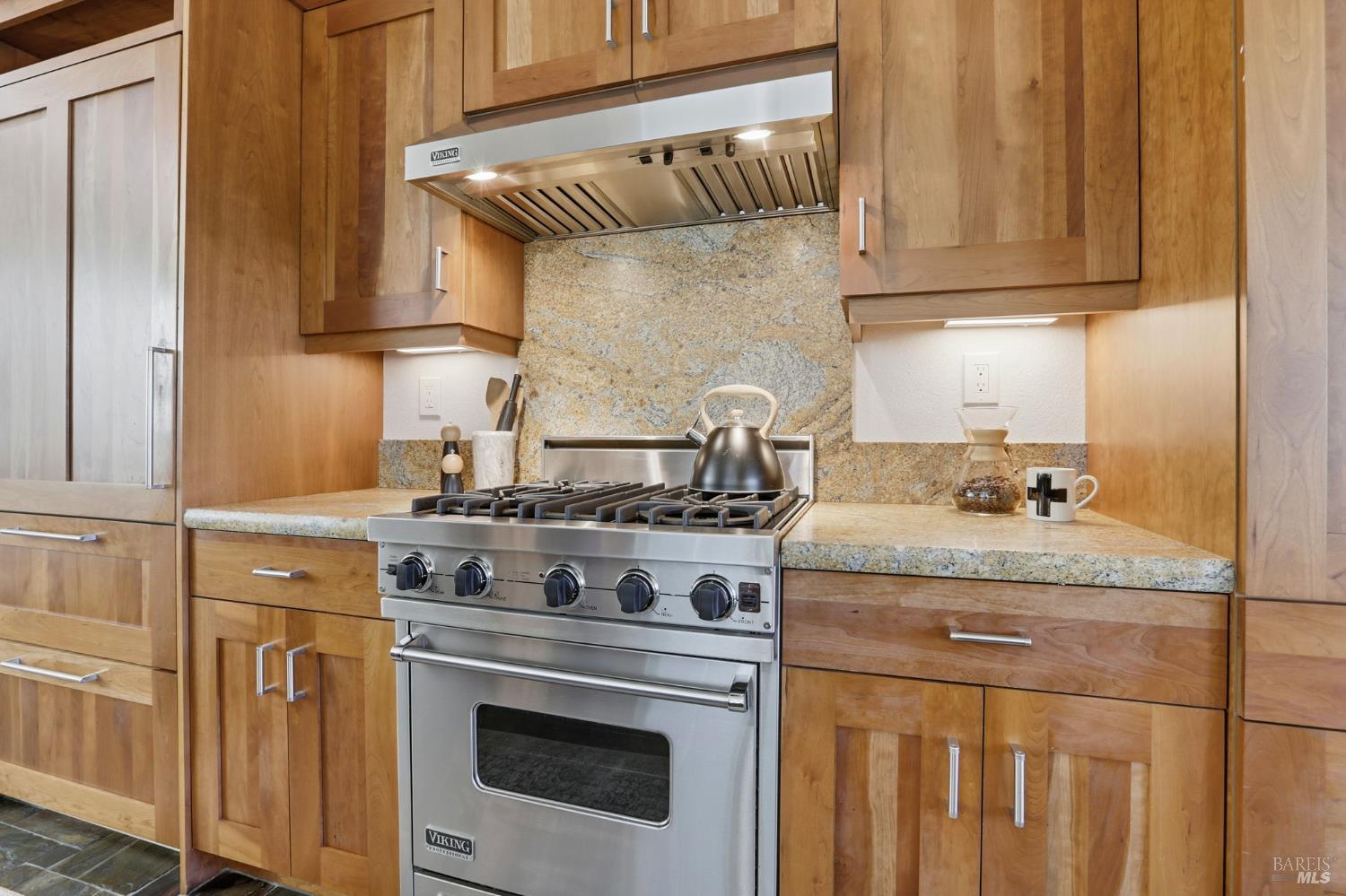 Detail Gallery Image 8 of 56 For 13 Waterside Cir, San Rafael,  CA 94903 - 3 Beds | 2/1 Baths