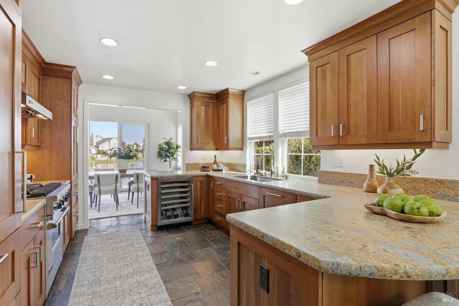 Detail Gallery Image 6 of 56 For 13 Waterside Cir, San Rafael,  CA 94903 - 3 Beds | 2/1 Baths