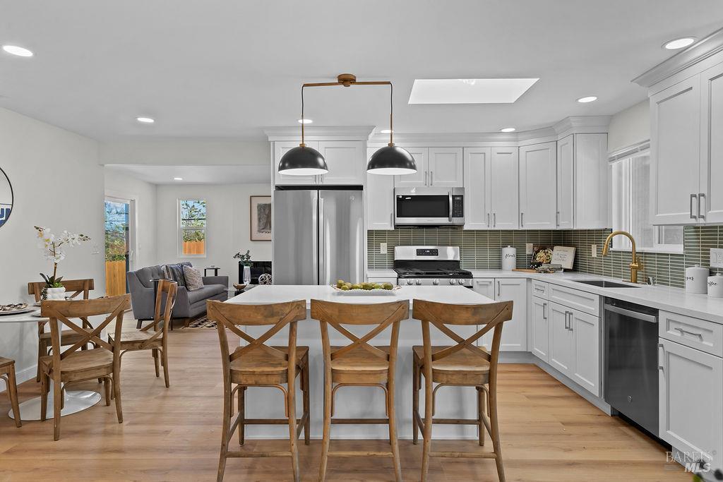 Detail Gallery Image 7 of 38 For 121 La Brea St, Vallejo,  CA 94591 - 3 Beds | 2 Baths