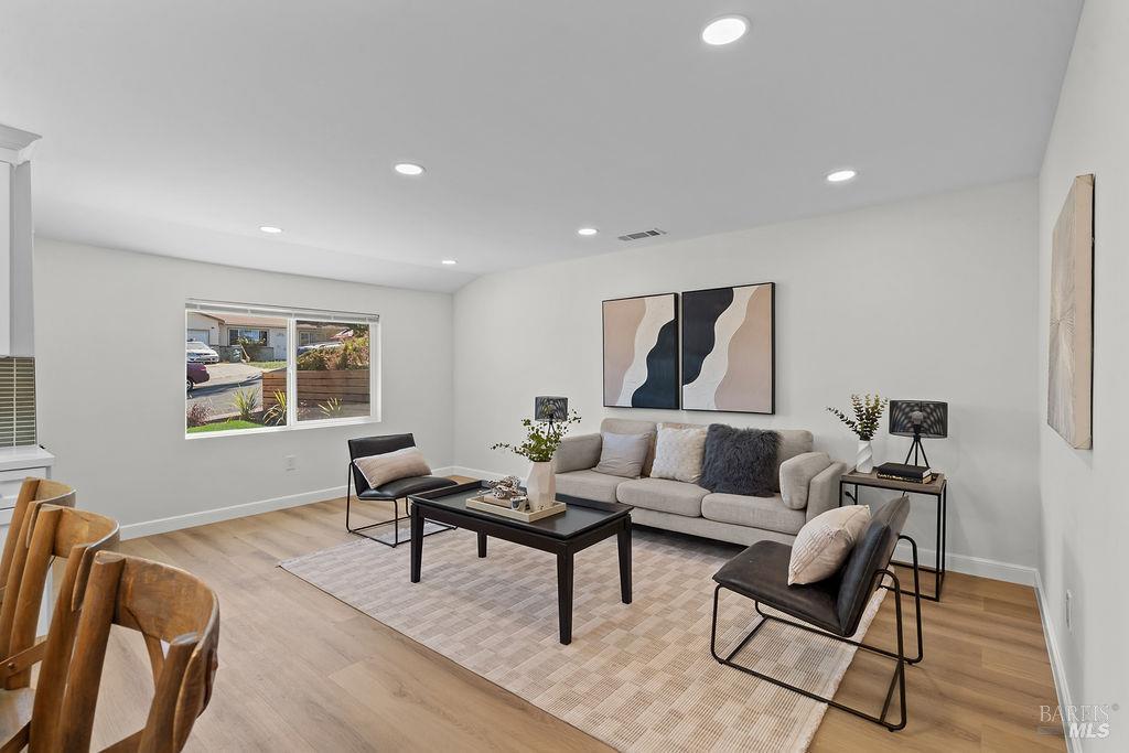 Detail Gallery Image 5 of 38 For 121 La Brea St, Vallejo,  CA 94591 - 3 Beds | 2 Baths