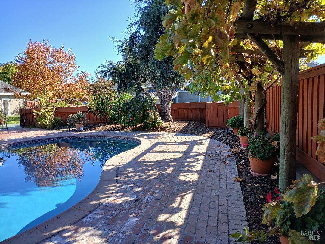 Detail Gallery Image 6 of 13 For 6133 Tamara Ln, Windsor,  CA 95492 - 3 Beds | 3 Baths