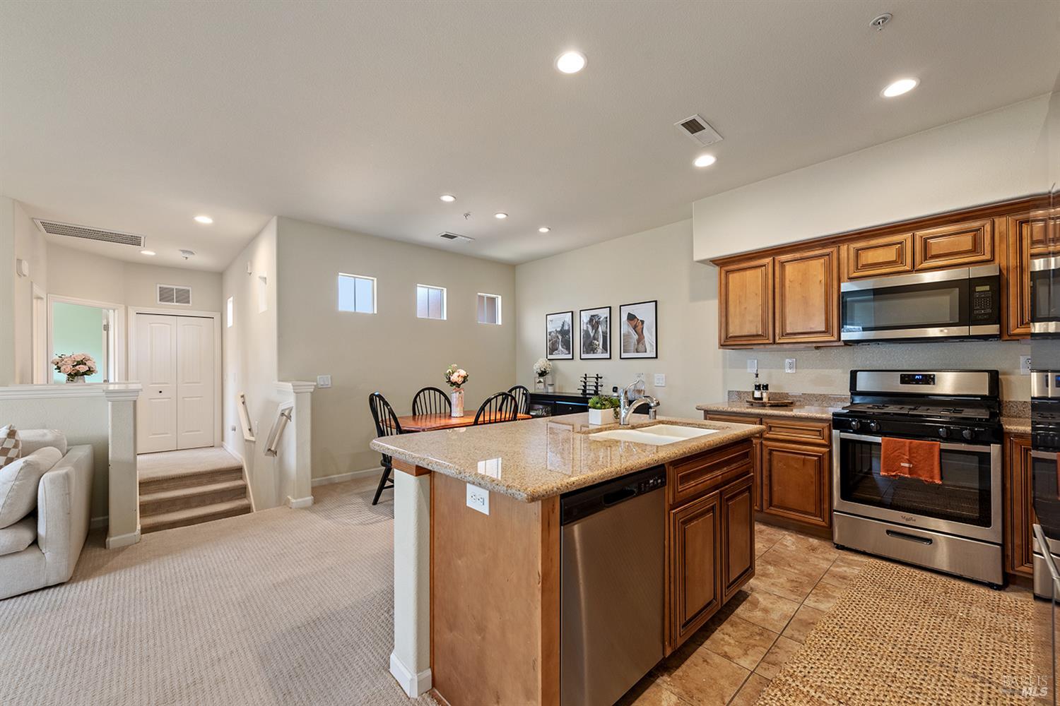 Detail Gallery Image 7 of 22 For 180 Healdsburg Ave #B,  Cloverdale,  CA 95425 - 2 Beds | 2 Baths