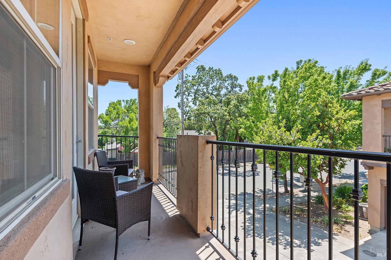 Detail Gallery Image 3 of 22 For 180 Healdsburg Ave #B,  Cloverdale,  CA 95425 - 2 Beds | 2 Baths