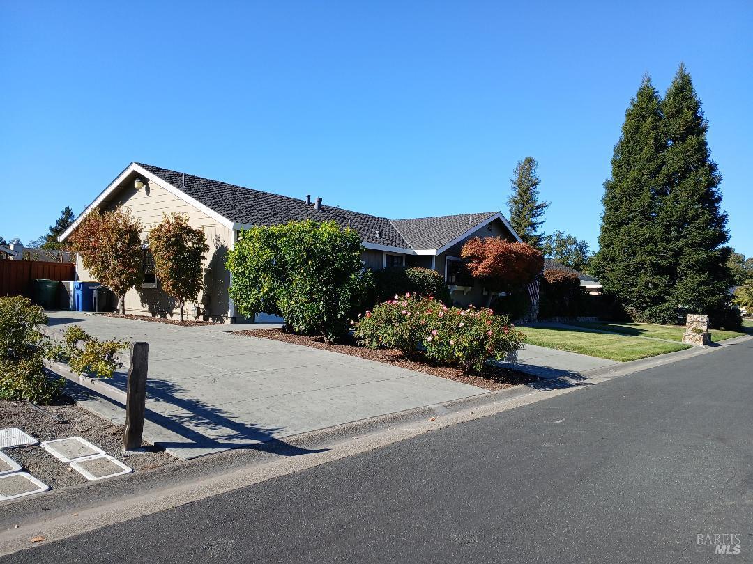 Detail Gallery Image 2 of 13 For 6133 Tamara Ln, Windsor,  CA 95492 - 3 Beds | 3 Baths