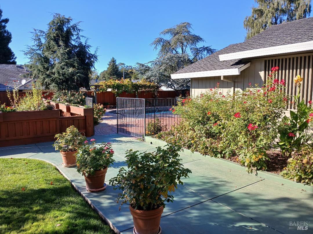 Detail Gallery Image 3 of 13 For 6133 Tamara Ln, Windsor,  CA 95492 - 3 Beds | 3 Baths