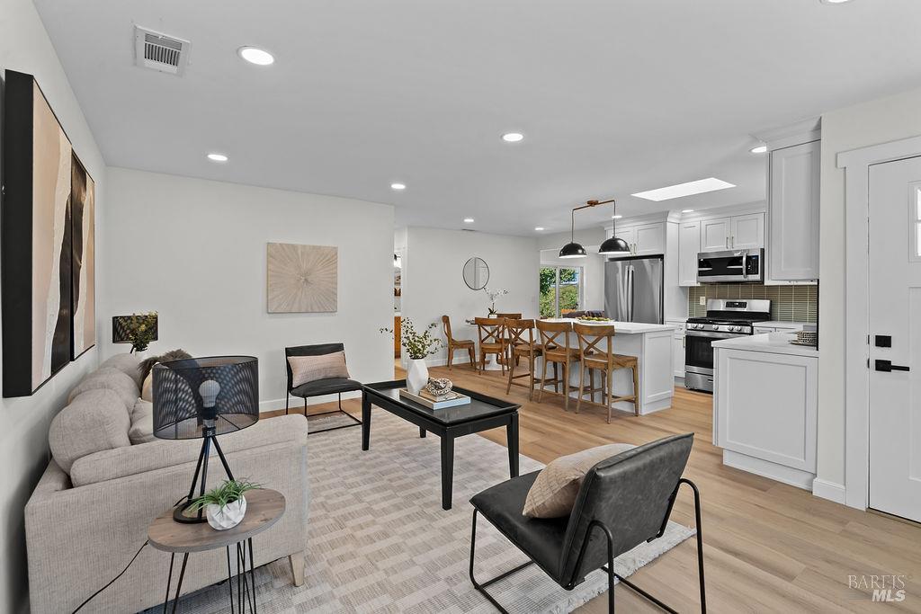 Detail Gallery Image 4 of 38 For 121 La Brea St, Vallejo,  CA 94591 - 3 Beds | 2 Baths