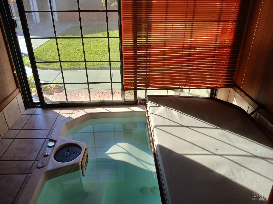 Detail Gallery Image 7 of 13 For 6133 Tamara Ln, Windsor,  CA 95492 - 3 Beds | 3 Baths