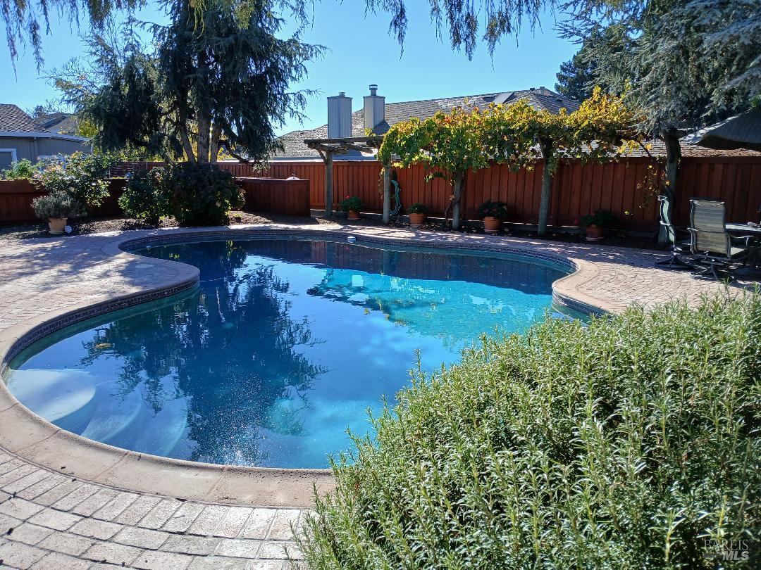 Detail Gallery Image 5 of 13 For 6133 Tamara Ln, Windsor,  CA 95492 - 3 Beds | 3 Baths