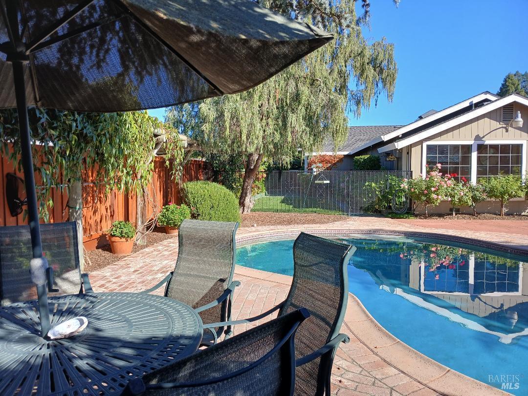 Detail Gallery Image 4 of 13 For 6133 Tamara Ln, Windsor,  CA 95492 - 3 Beds | 3 Baths