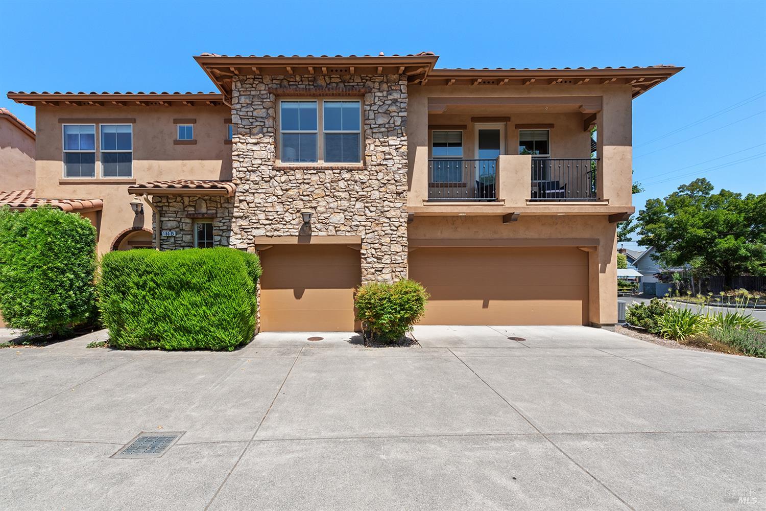 Detail Gallery Image 4 of 22 For 180 Healdsburg Ave #B,  Cloverdale,  CA 95425 - 2 Beds | 2 Baths