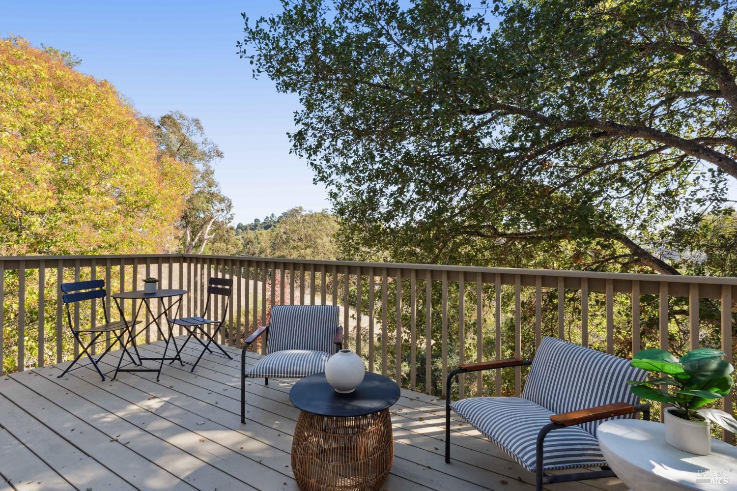 Detail Gallery Image 4 of 31 For 24 Brooke Cir, Mill Valley,  CA 94941 - 2 Beds | 2 Baths