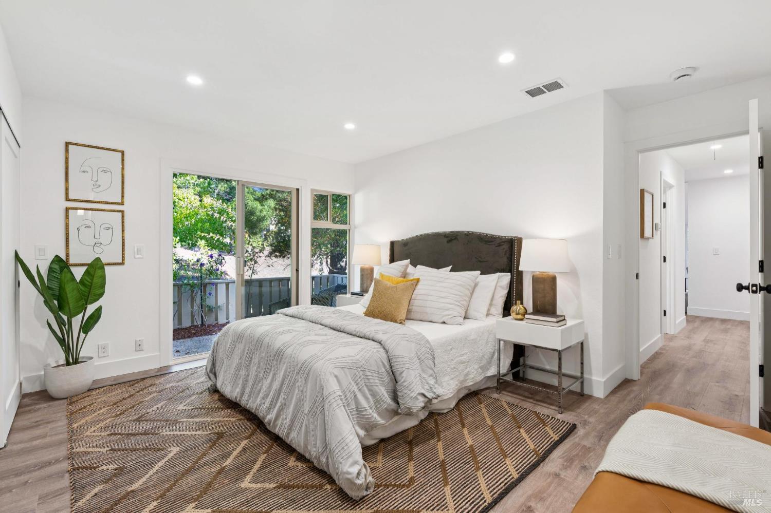 Detail Gallery Image 9 of 31 For 24 Brooke Cir, Mill Valley,  CA 94941 - 2 Beds | 2 Baths